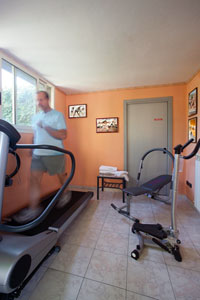 为热爱运动放松的客人提供健身器材，客人可进行一些体操健身活动